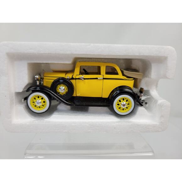 National Motor Museum Mint ARKO Ford 1932 Convertible Sedan Yellow Scale 1:32 - Picture 7 of 7